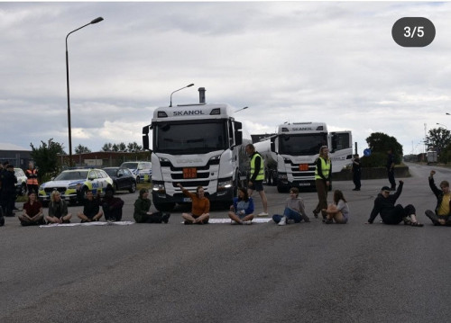 Greta blockerar tankbilar